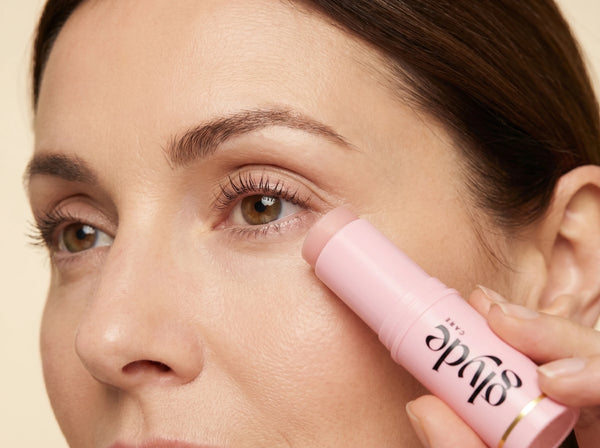 Application du baume Glyde sur le contour des yeux