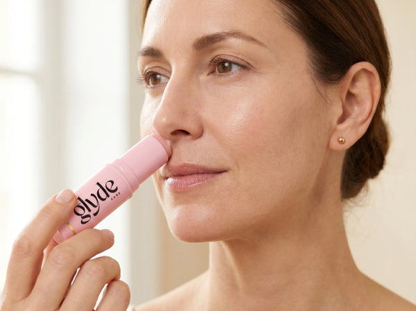 Application du baume Glyde le long des sillons nasogéniens