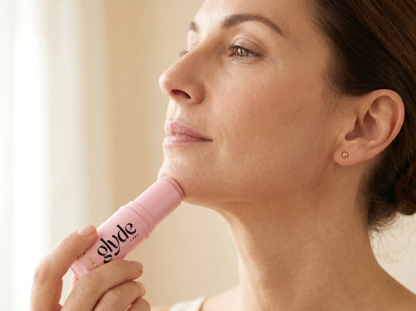 Application du baume Glyde le long de l'ovale du visage